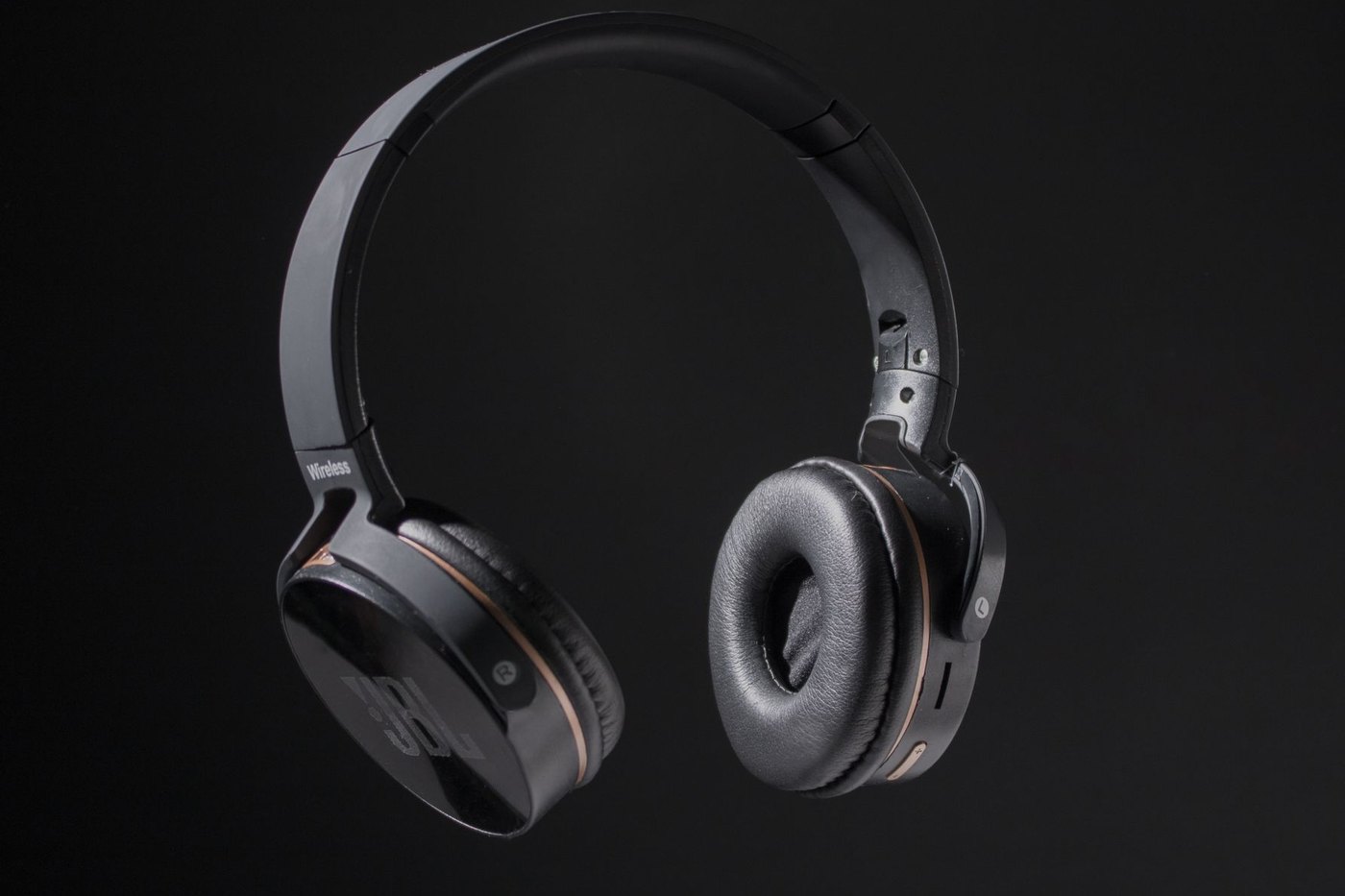 Detail image for Noise-Canceling Headphones for Flights: Buying Checklist